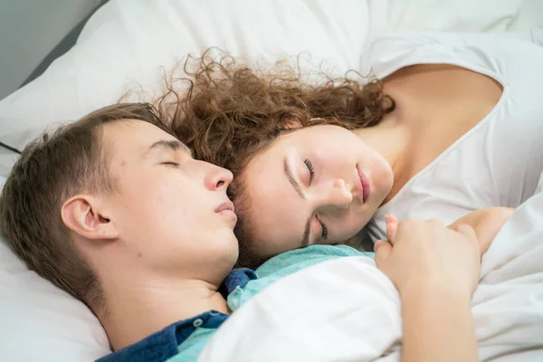 Schöne Paar Schlafen Auf Weißen Bett Morgen Szene Glücklich Flitterwochen — Stockfoto