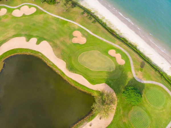 Golfbaan Uitzicht Vanuit Lucht Groen Gras Buurt Van Zee Strand — Stockfoto