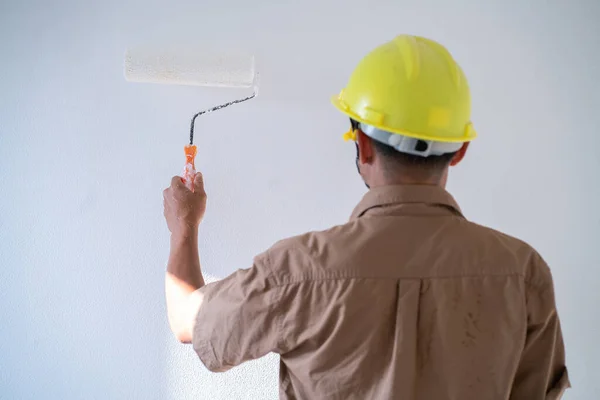Painter Man Painting White Wall Interior Working New House Copyspace — Stock Photo, Image