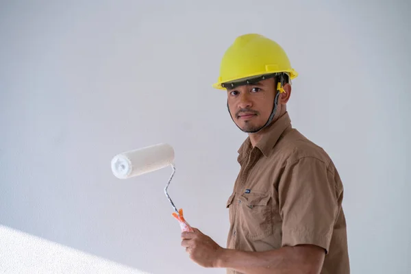 Painter Man Painting White Wall Interior Working New House Copyspace — Stock Photo, Image