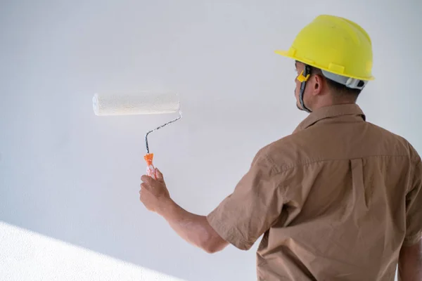 Painter Man Painting White Wall Interior Working New House Copyspace — Foto Stock