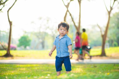 Küçük çocuk şehir parkında gezintiye çıktı.