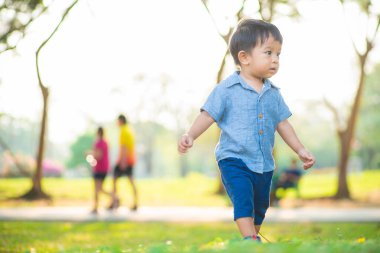 Küçük çocuk şehir parkında gezintiye çıktı.