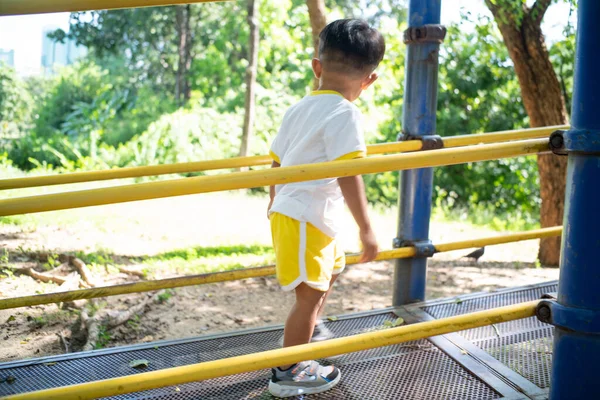 Liten Asiatisk Förskola Pojke Spelar Lekplats Stad Offentlig Park Utomhus — Stockfoto