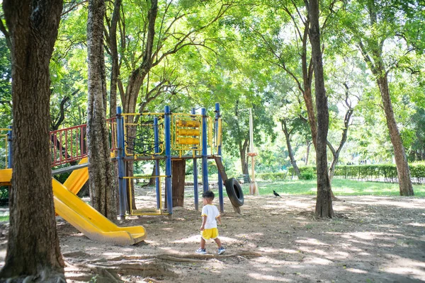 Kis Ázsiai Óvodás Fiú Játszik Játszótér Város Nyilvános Park Szabadtéri — Stock Fotó