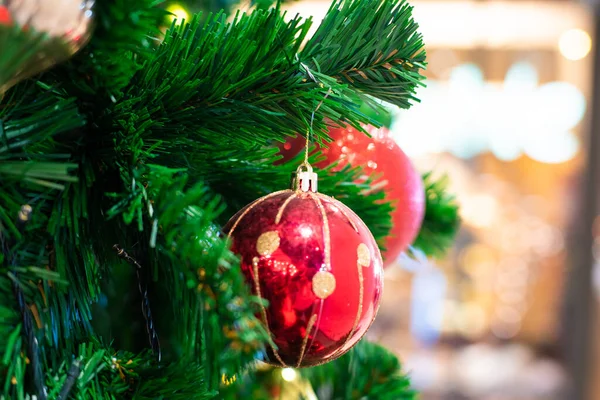 Kırmızı Noel Balosu Süslerle Süslenir Çam Ağacına Asılır Mutlu Yıllar — Stok fotoğraf