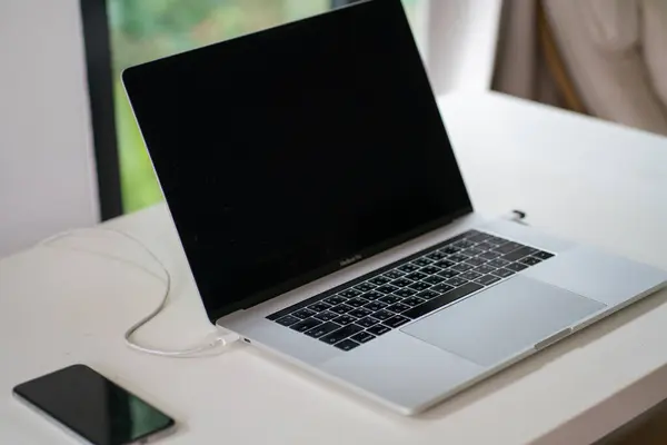 家のコンセプトから居心地の良い家の仕事で白いテーブル黒の画面上のノートパソコン — ストック写真