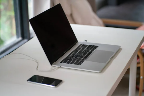舒适家庭工作中的白色桌子上的笔记本电脑 — 图库照片