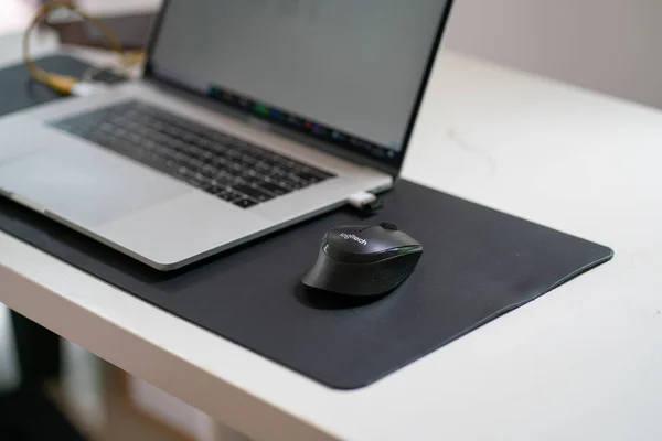 Laptop Auf Weißem Tisch Schwarzer Sceen Gemütlicher Hausarbeit Von Hause — Stockfoto