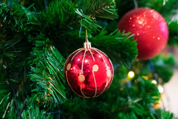Kırmızı Noel Balosu Süslerle Süslenir Çam Ağacına Asılır Mutlu Yıllar Telifsiz Stok Fotoğraflar