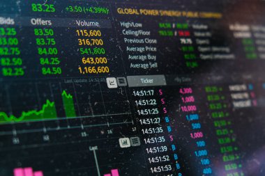 Dizüstü bilgisayar ekranı yatırım konseptine hisse senedi piyasası teklif ve teklif