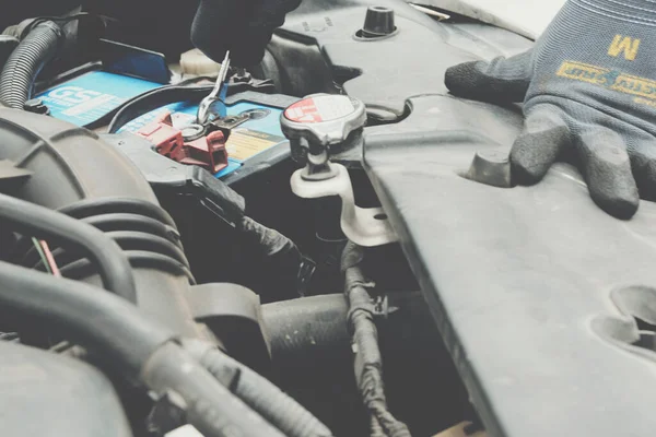 Mekanisk Handkontroll Spänning Bilbatteri Med Testmätare Bil Underhåll — Stockfoto
