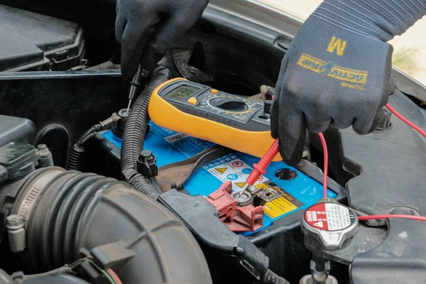 Tensione Meccanica Controllo Manuale Della Batteria Dell Automobile Con Manutenzione — Foto Stock