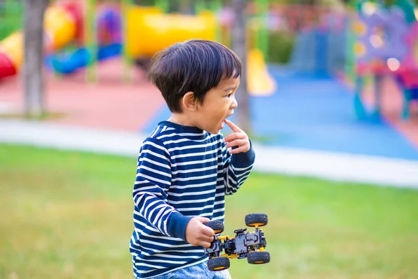 Happy Aziatische Jongen Spelen Vrachtwagen Speelgoed Outdoor Speeltuin Park Vrolijke — Stockfoto