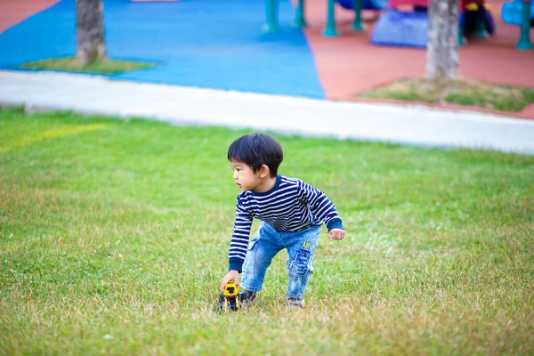 Glad Asiatisk Pojke Spela Lastbil Leksak Utomhus Lekplats Park Glad — Stockfoto