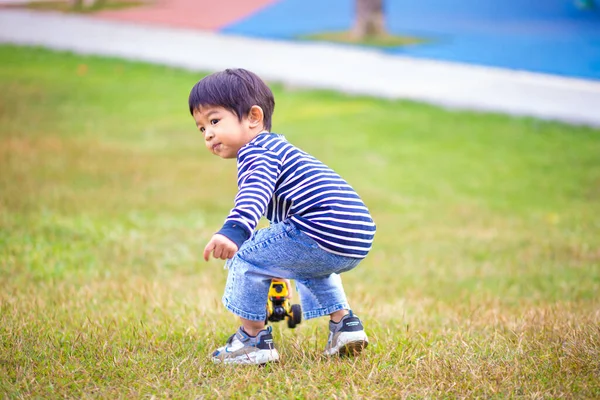 Szczęśliwy Azji Chłopiec Grać Ciężarówka Zabawka Odkryty Plac Zabaw Park — Zdjęcie stockowe