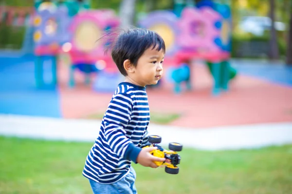 Mutlu Asyalı Çocuk Oyun Parkında Oyuncakçılık Oynuyor Neşeli Bir Sabah — Stok fotoğraf