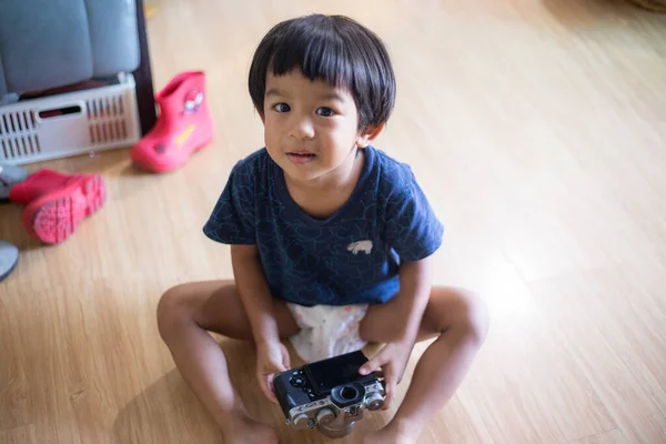 亚洲小男孩拿着相机学习用相机拍照快乐的小男孩 — 图库照片