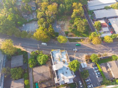 Şehir binasındaki yol manzaralı Gree Ağacı Parkı