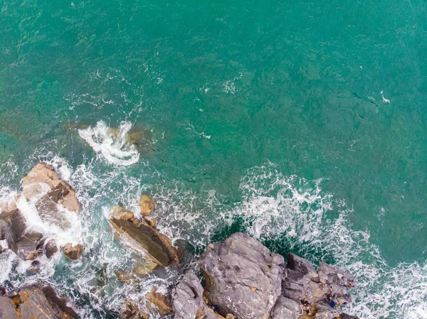 海滨风景背景下的海崖岩石海浪空中景观 — 图库照片