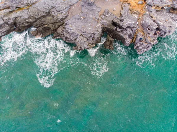 Kayalık Uçurum Doğa Manzarasında Hava Manzaralı Deniz Dalgası — Stok fotoğraf