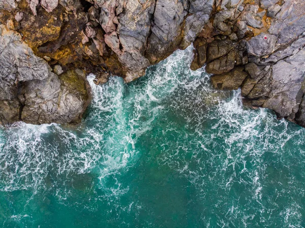 Sahilde Deniz Manzaralı Kayalık Deniz Dalgaları — Stok fotoğraf