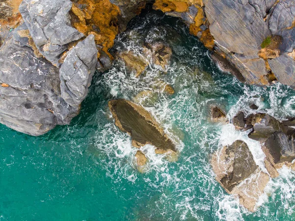 Kayalık Uçurum Doğa Manzarasında Hava Manzaralı Deniz Dalgası — Stok fotoğraf