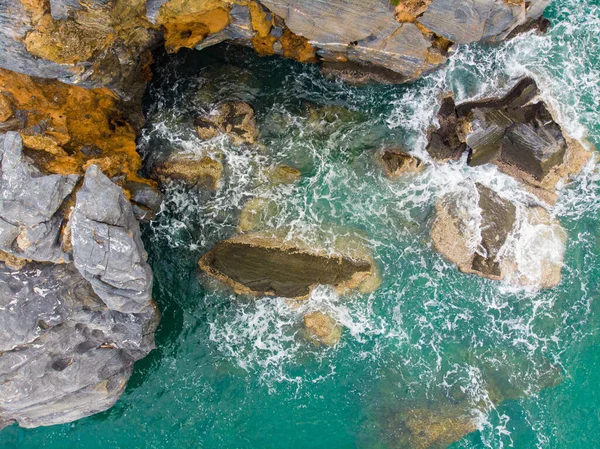 Sahilde Deniz Manzaralı Kayalık Deniz Dalgaları — Stok fotoğraf