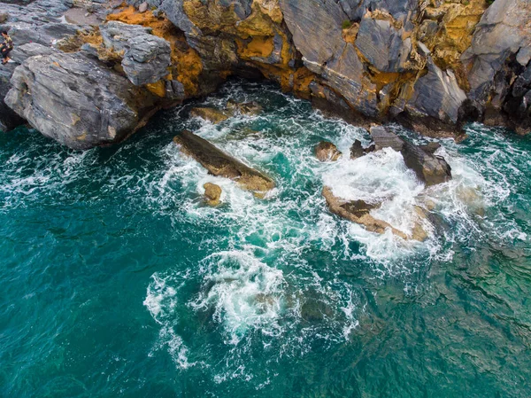 海滨风景背景下的海崖岩石海浪空中景观 — 图库照片
