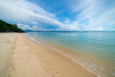 Doğa sahnesi deniz dalgası plaj sükuneti bulutlu mavi gökyüzünü yaz tatili arka planına yerleştirir