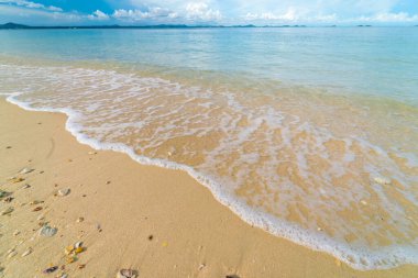 Doğa sahnesi deniz dalgası plaj sükuneti bulutlu mavi gökyüzünü yaz tatili arka planına yerleştirir