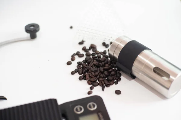 白い背景の香りのドリンクにコーヒー豆とコーヒードリップ装置 — ストック写真