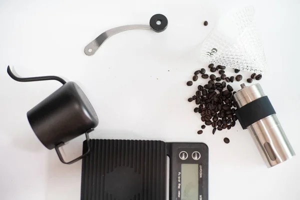 Káva Kapací Zařízení Kávovými Zrnky Bílém Pozadí Aroma Nápoj — Stock fotografie