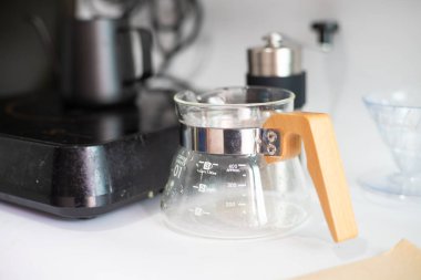 Beyaz aromalı kahve çekirdekli kahve damlaları.