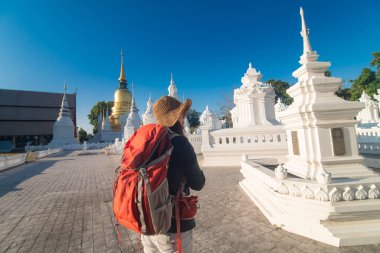 Tek başına seyahat eden kadınlar Chiangmai Tayland 'daki Budist tapınağında seyahat ederler.