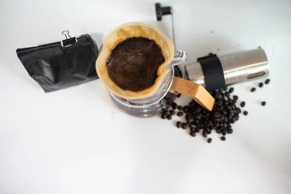 Капельное Оборудование Кофейными Зернами Белом Фоне Ароматный Напиток — стоковое фото