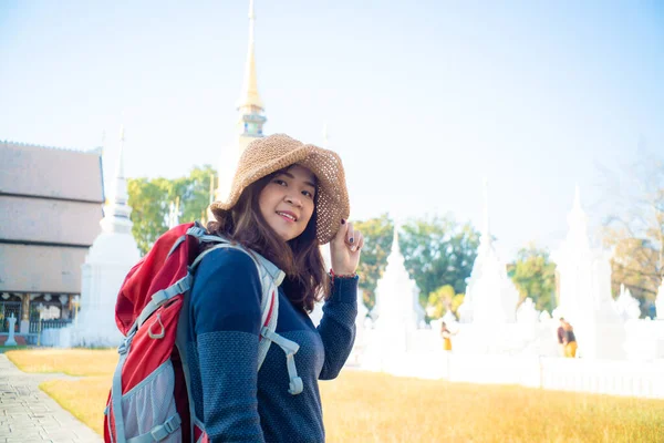 Соло Подорожує Рюкзаком Який Жінки Подорожують Буддійському Храмі Чіангмай Таїланді — стокове фото