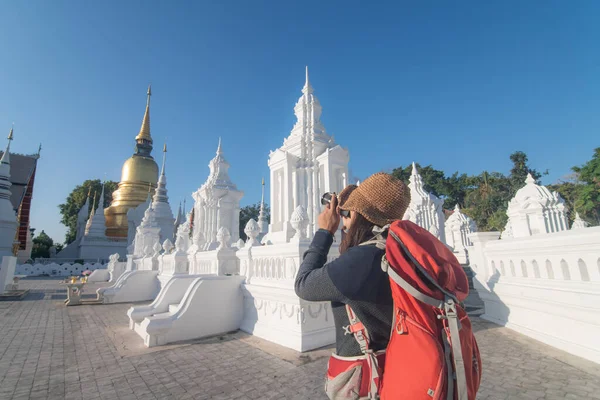 Mochila Viaje Solitario Las Mujeres Viajan Templo Budista Chiangmai Tailandia — Foto de Stock