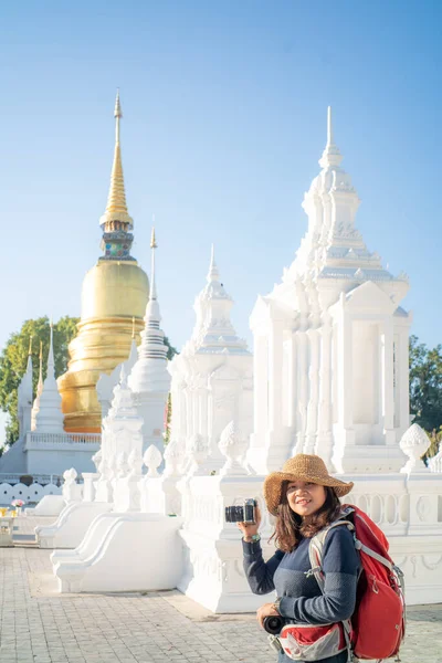 Reiserucksack Frauen Reisen Buddhistischen Tempel Chiangmai Thailand — Stockfoto