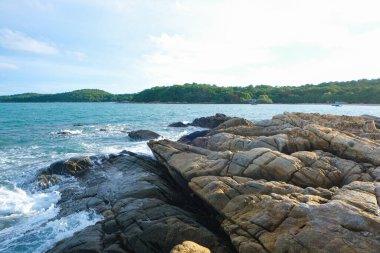 Kayalık deniz bach dalgaları mavi gökyüzüne karşı doğa manzarası