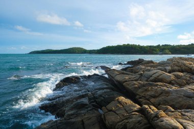 Kayalık deniz bach dalgaları mavi gökyüzüne karşı doğa manzarası