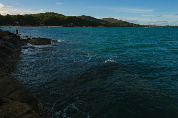 Kayalık Deniz Bach Dalgaları Mavi Gökyüzüne Karşı Doğa Manzarası — Stok fotoğraf
