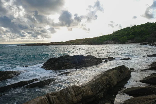 青い空と海の岩のビーチ日没の光雲の海の風景 — ストック写真