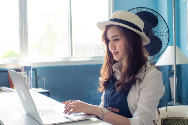 Young Smiling Business Asian Entreprenure Woman Using Smartphone Computer Home — Stock Photo, Image