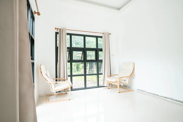 モダンな木製ソファ付きの美しいモダンなリビングルーム北欧インテリアデザインの白い部屋 — ストック写真