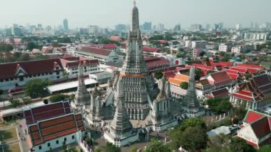 Zümrüt Buddha 'nın Hava Tapınağı nehir kenarındaki sarayı ile Tayland' ı gezmek.