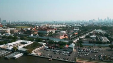 Zümrüt Buddha 'nın Hava Tapınağı nehir kenarındaki sarayı ile Tayland' ı gezmek.