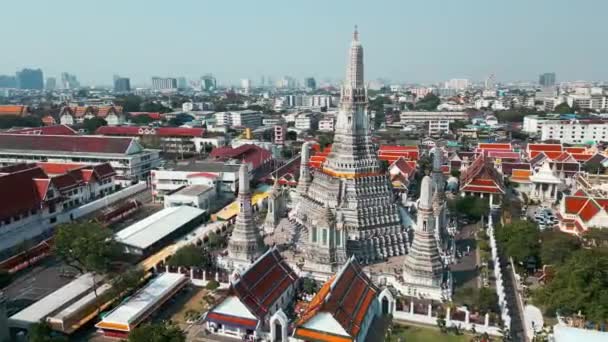 タイのダウンタウンの街の観光旅行に囲まれた壮大な宮殿を備えたエメラルドブッダの空中寺院 — ストック動画