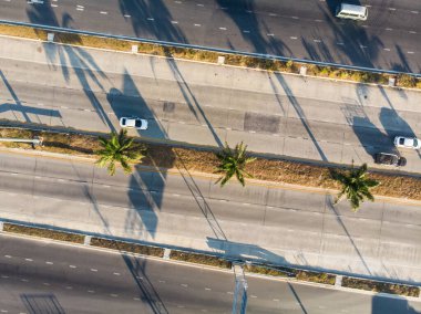 Hava manzaralı şehir asfalt nakliye kavşağı sabah güneşi ışınlama endüstrisi