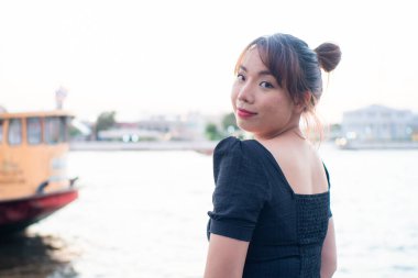 Güzel Asyalı kadınlar Bangkok 'ta gezer gezici mekan tapınağı ve şehir tatili konseptiyle fotoğraf çekerler.